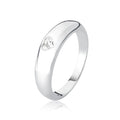 Anillo de plata con banda lisa y corazón central.
