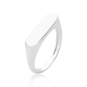 Anillo de plata con placa recta y sello de diseño moderno