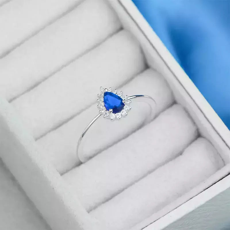 Anillo de plata con forma de lágrima azul oscuro y engaste pavé