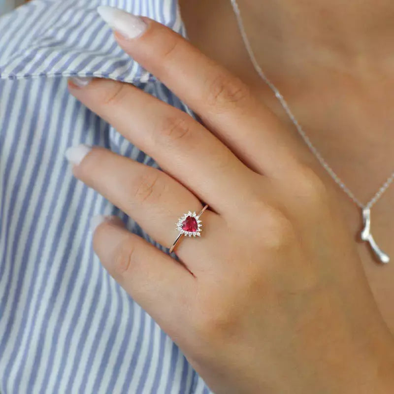 Anillo de plata con circonita cúbica rosa en forma de corazón