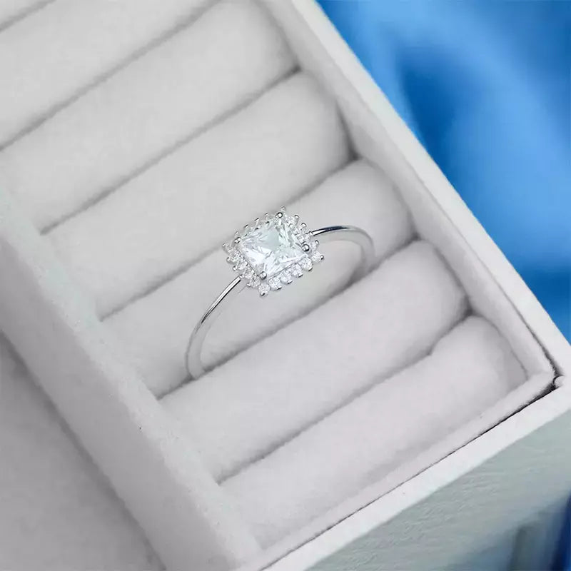 Anillo de plata con engaste de piedra de circonita cúbica cuadrada blanca