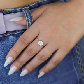 Anillo de plata con engaste de piedra de circonita cúbica cuadrada blanca