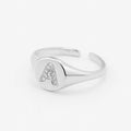 Anillo de sello de plata ajustable con letra pavimentada