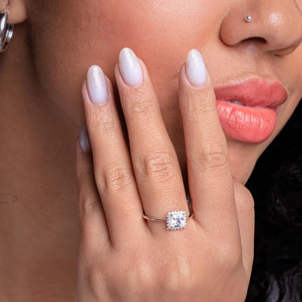 Anillo de plata con engaste de piedra de circonita cúbica cuadrada blanca