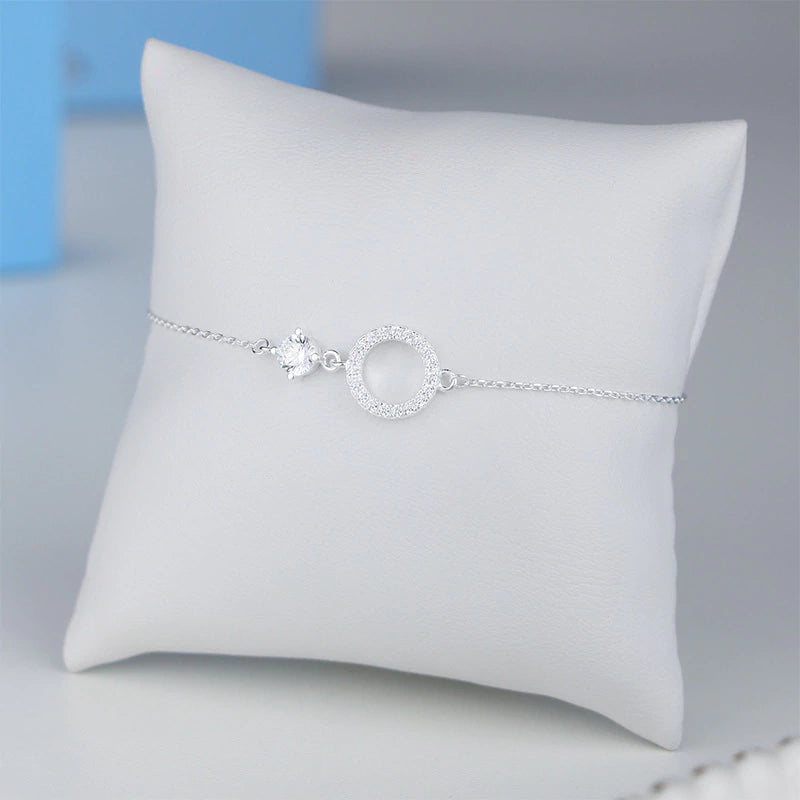 Pulsera de plata con círculo de piedras y una única gema, 20cm.