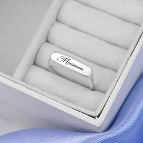 Anillo de plata con placa recta y sello de diseño moderno